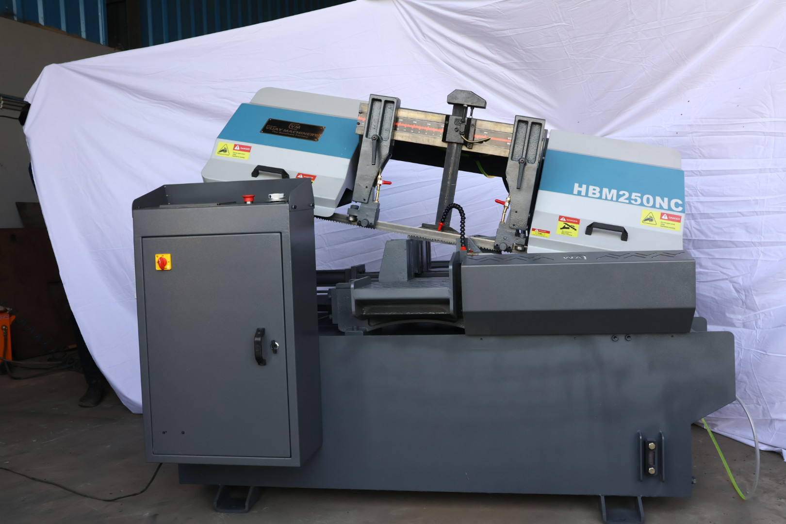 HBM250NC (EION-VX4)   (Pivot type Fully-Automatic Band saw)